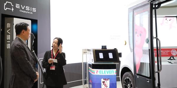 롯데그룹 '재팬모빌리티쇼 2025' 참가, 신동빈 방문해 모빌리티 사업 점검