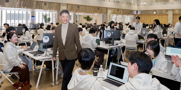 카카오 김범수 2년 만에 '깜짝 등장', 신입사원에 AI 중심 업무 강조