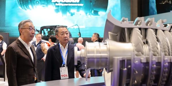 두산그룹 회장 박정원 CES 찾아, 