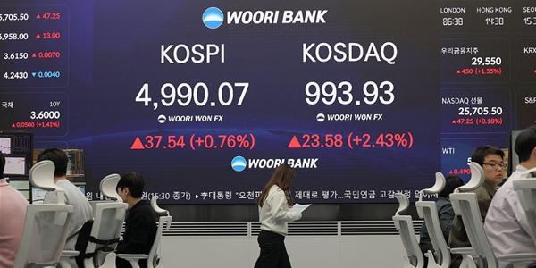 코스피 외국인·기관 매수에 4990선 강보합 마감, 장중 이틀째 5000선 돌파