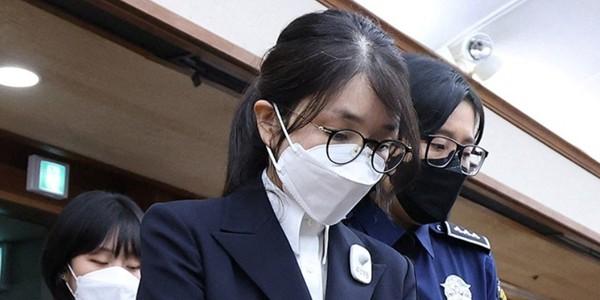 김건희  1심서 '통일교 금품수수' 징역 1년8개월, '도이치 주가조작'은 무죄