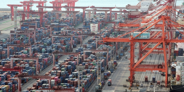 이란 호르무즈 해협 봉쇄 나서, 해상 운임과 유가 급등 '충격파' 우려 커져