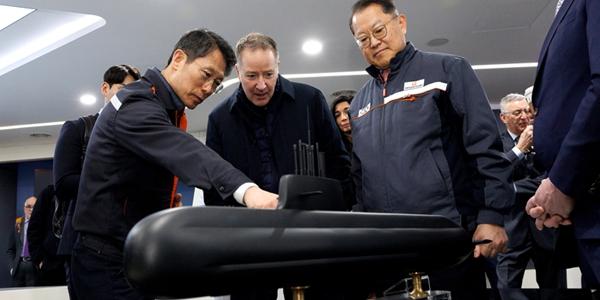 한화오션 거제조선소에 캐나다 국방조달 특임장관 방문, 장보고-III 잠수함 건조 현장 살펴