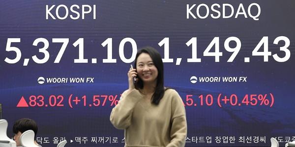 코스피 기관 매수세에 5370선 사상최고치, 삼성전자 시총 1000조 달성