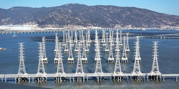 AI 에너지 '패권 경쟁' 중국 한발 앞서, 트럼프 재생에너지 차별이 패착 키운다 