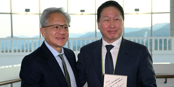 최태원 엔비디아 젠슨황과 실리콘밸리서 '치맥 회동', SK하이닉스 HBM 동맹 강화 기대