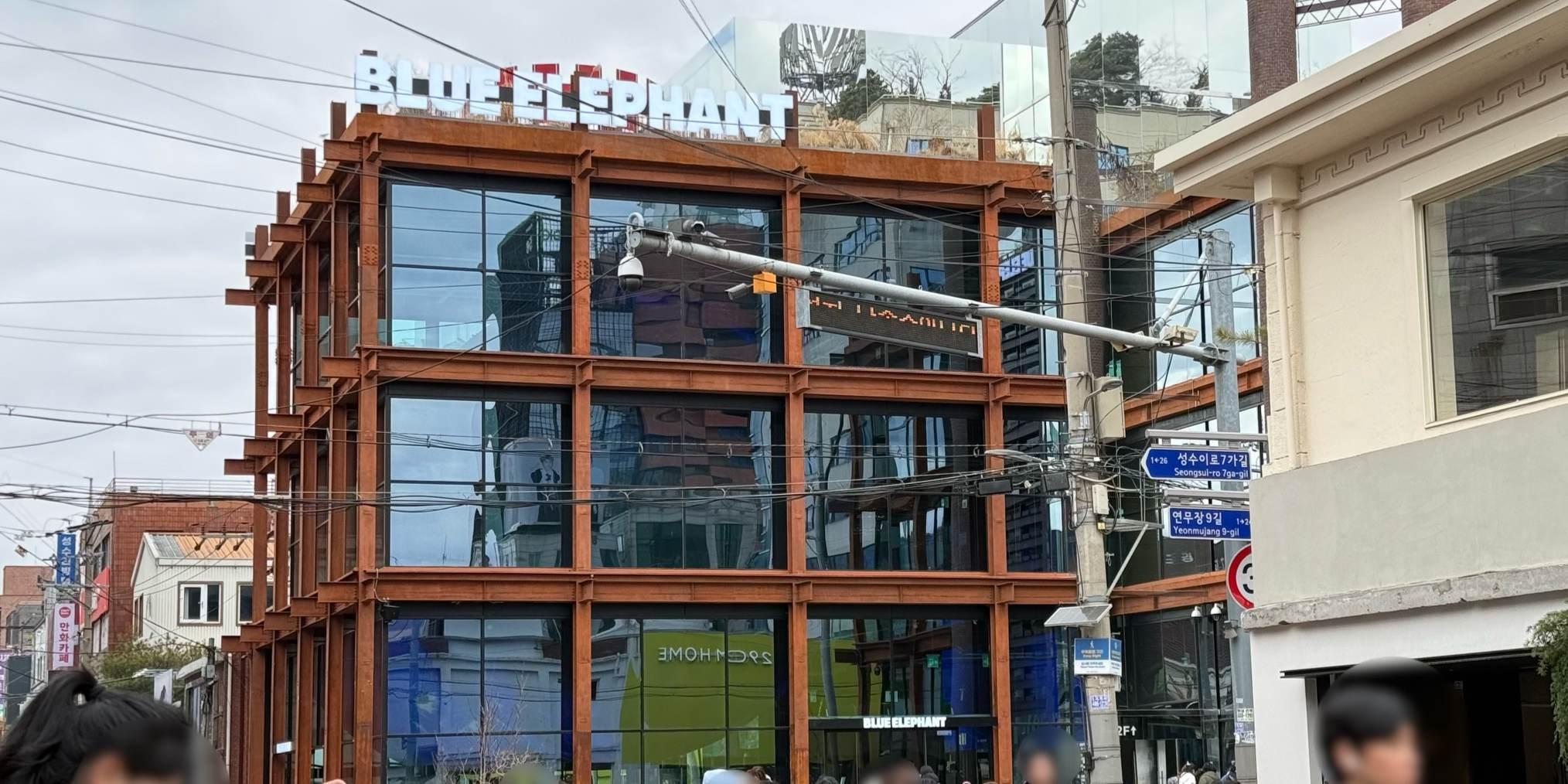 [현장] '모방' 혐의로 대표 구속된 블루엘리펀트 매장 가보니, 소비자는 여전히 '가성비 젠틀몬스터'에 발길