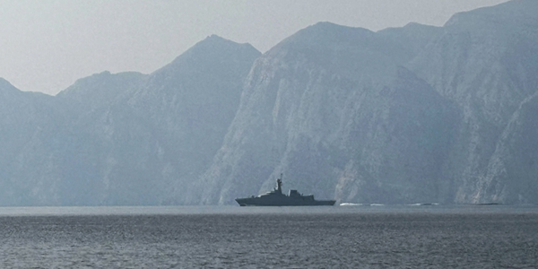 이란 호르무즈 해협 봉쇄 후 민간 선박 4척 피격, 한국 에너지 수입·수출 차질 전망