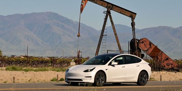 테슬라 전기차 판매 올해까지 3년 연속 감소 전망, 투자 확대 계획에 현금흐름 우려도 