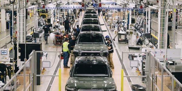 현대차 테슬라 이어 리비안도 AI 로봇 개발에 속도, 