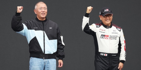 현대차 정의선·도요타 아키오 미국 전기차 시장 정면대결, 현대차 '앞선 기술' vs 도요타 '브랜드 파워'