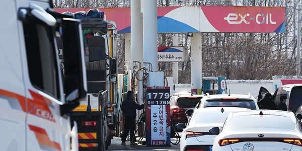 '최고가격제' 시행 첫날 전국 주유소 44% 기름값 내려, 휘발유 평균 1872.6원으로 26.2원 내려