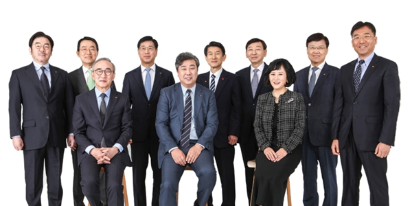 셀프연임 윤종수 사퇴에도 비리 의혹 이승훈 버티기, 박윤영 KT 사외이사진 쇄신 속도 주목