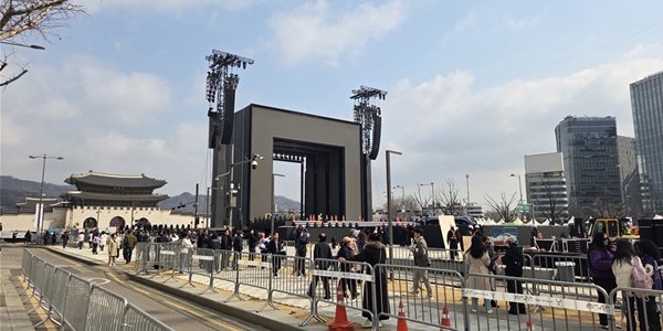 [현장] BTS 복귀 D-1 광화문 표정 이모저모, 설레는 팬부터 특수 기대하는 상인까지