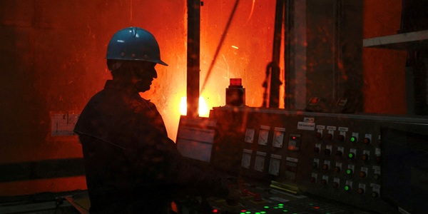 이란 전쟁에 철강 업계로 에너지 위기 확산  한국  친환경 에너지 전환  노력 주목받아