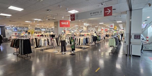 [현장] 홈플러스 사태 1년 만에 사라진 생기, 위스키 매대에는 보리차만 가득