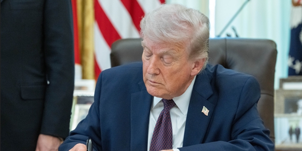 풍력 터빈이 고래 죽인다던 트럼프, 해상시추업체에는 멸종위기종법 적용 제외