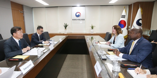 방미통위원장 김종철, 구글에 '앱마켓 수수료 인하' 국내 조기 시행 요청