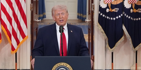 트럼프 이란 전쟁에 미군의 성과 '자축', 종전 계획과 경제 영향은 언급 안 해