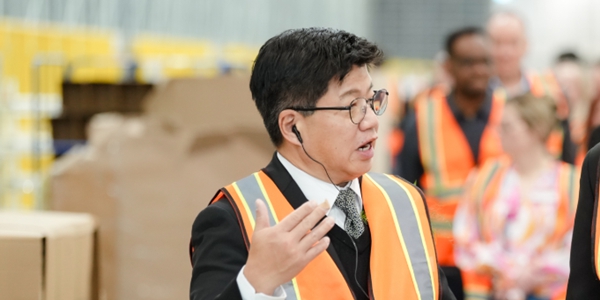 롯데글로벌로지스 작년 상장 철회로 재무구조 악화, 강병구 경영개선 실마리 해외 물류서 찾는다