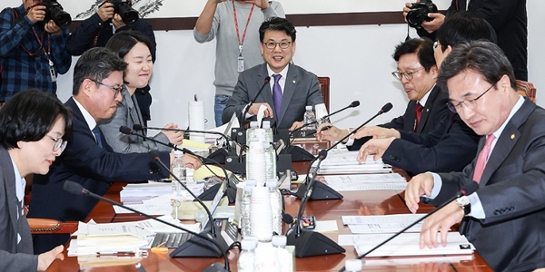 [한국갤럽] 고유가 피해지원금 긍정 52% vs 부정 38%, 국회 처리 앞두고 여야 공방