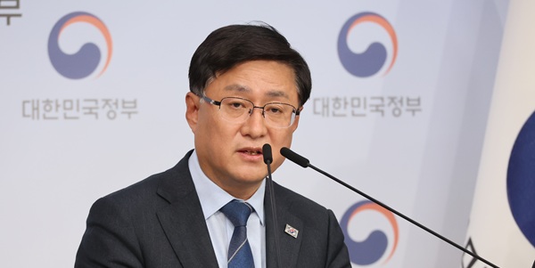 이재명 정부 재생에너지 전환 정책에 외신 비판, 