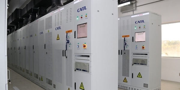 중국 배터리 '물량공세'가 세계 에너지 전환 가속, 미국은 무역장벽 더 높여