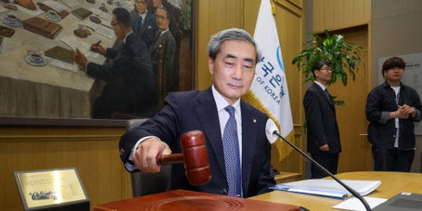 한은 기준금리 연 2.50%로 8연속 동결, 경제성장률 2.6%로 0.6%p 상향