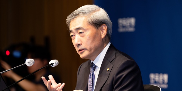 한국은행 '섣부른 금리 인상'에 주의보, 해외 전문가 