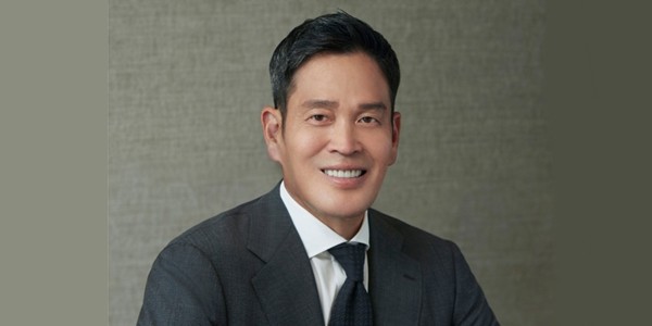 정용진 14년 만에 등기임원 복귀하는 이유, 스타벅스 논란 딛고 이마트 책임경영 시험대