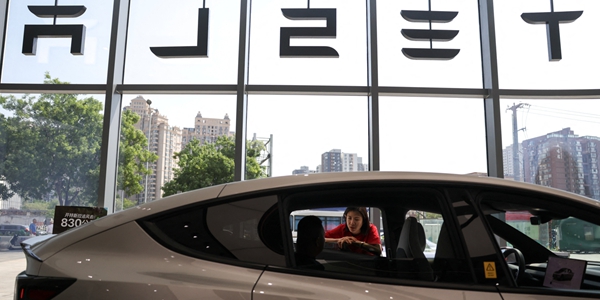 테슬라 중국에 자율주행 기능 출시에도 안심 일러, BYD 사고 책임보상으로 차별화 맞불