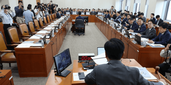 국힘 불참 속 재경위 첫 회의, 민주당 한병도 