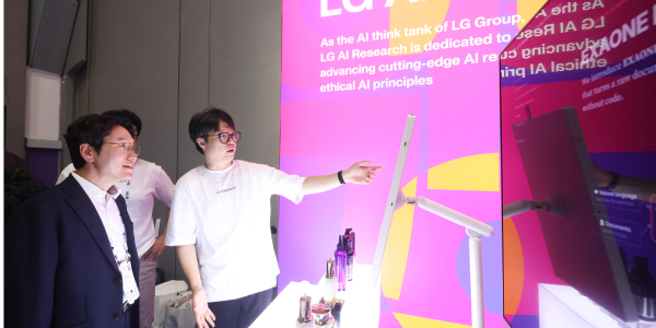 LG '엑사원' 혁신 사례 공개, AI로 찾은 탈모관리 신소재 전시