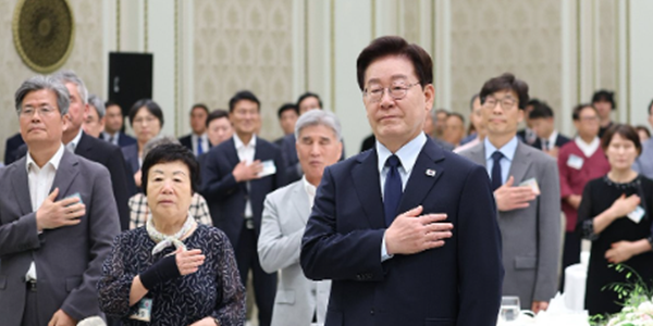 이재명 국가폭력 피해자에 역대 처음 대통령 직접 사과, 흰 장미 건네며 