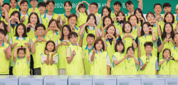 하나금융그룹 명동 소상공인에 '행복상자' 200여 개 전달, 임직원 70여 명 참여
