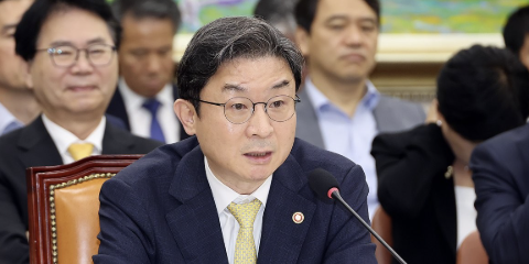 금융위원장 이억원, '흑자기업도 상장폐지 위기' 지적에 
