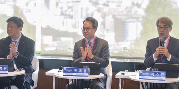 신한금융 '이사회 라운드테이블' 개최, 진옥동 기관투자자들에게 직접 중장기 전략 설명