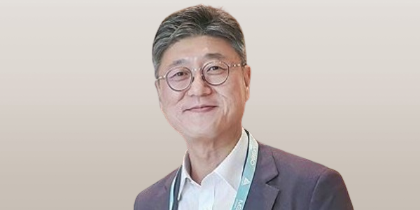 고객정보유출사고 뒤 수습에 투입된 판사 출신, AI 데이터센터·독자 AI로 성장축 전환 [2026년]