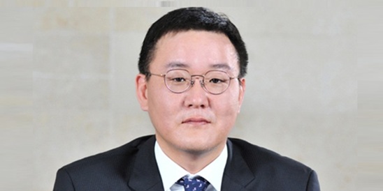 회장 오른지 5년 만에 물러나 창업회장 부친과 갈등설, 복귀 여부 관심 [ 2026년]