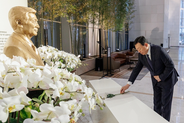 [CEO 말말말] 신동빈 무리한 투자 경계, "과거의 성공방식에서 벗어나 본원적 경쟁력 강화"